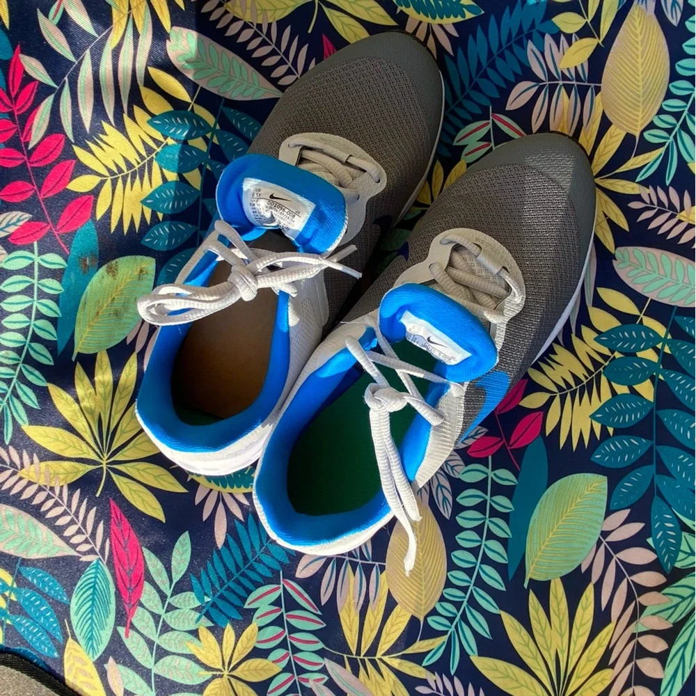Nike NWOT Sz-6.5Y(BigKid)Sz-8(Adult)-Unisex Style- Run, Walk, Play, Skip, Jump👟
